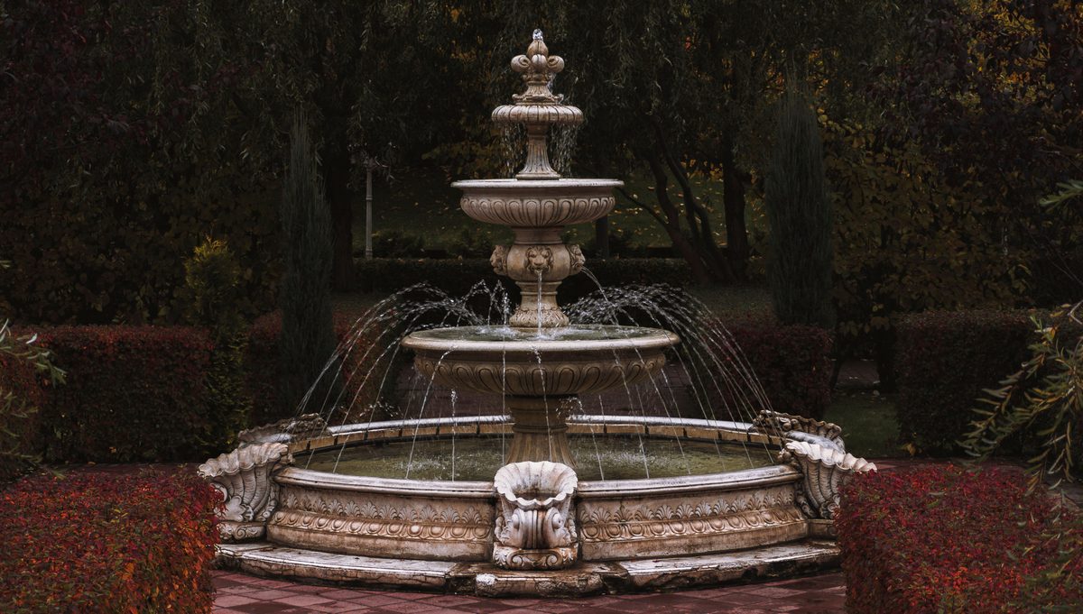 What Is a Self-Contained Fountain and How Does It Work?
